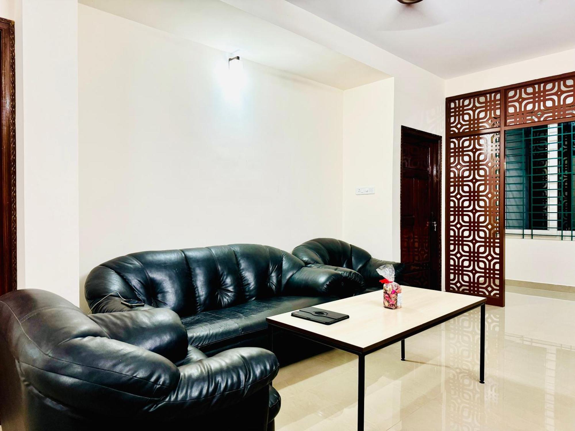 Al-kabeer Serene Pond Retreat Kowdiar 4bhk Apartment *