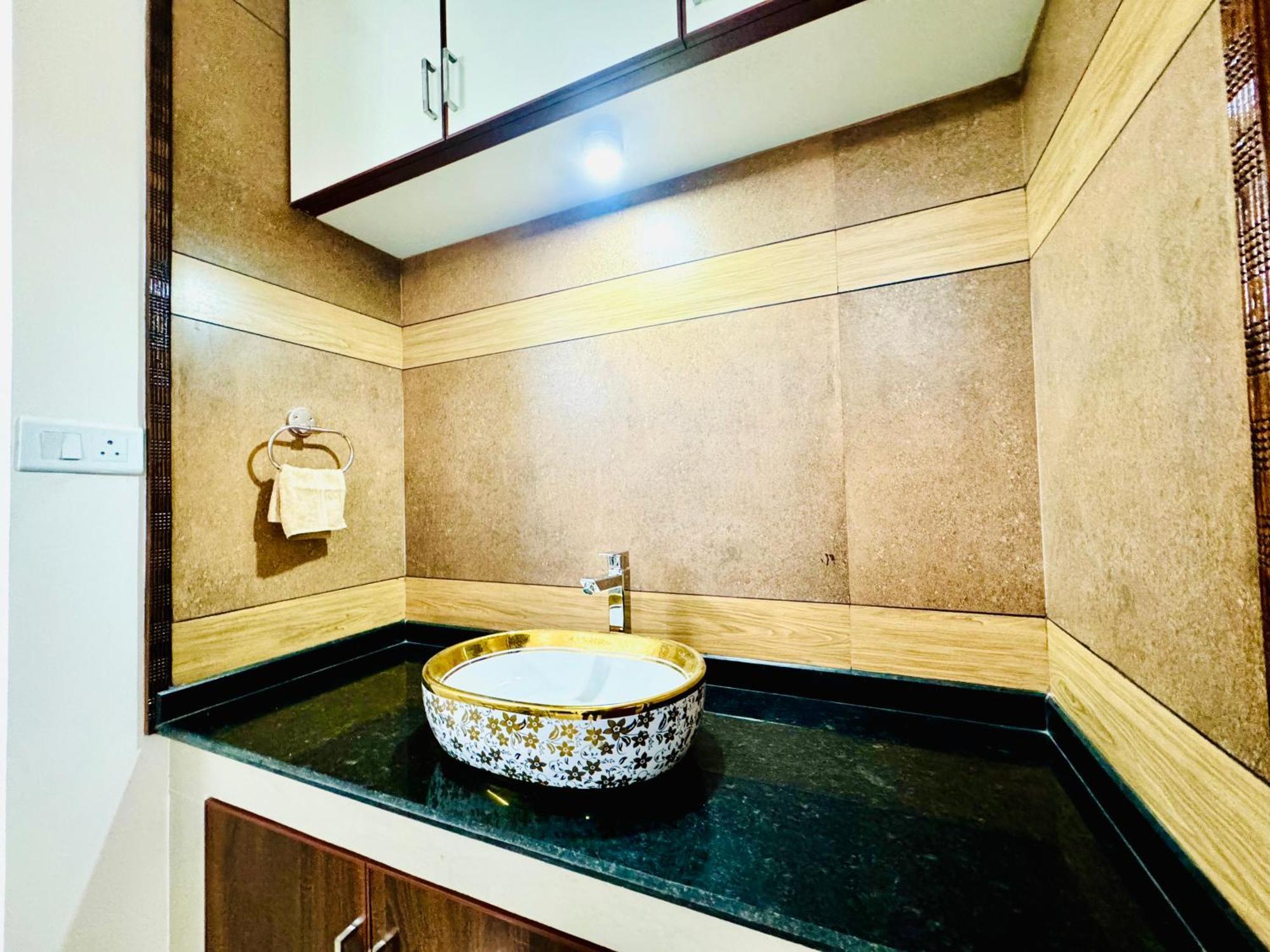 Apartment Al-kabeer Serene Pond Retreat Kowdiar 4bhk *