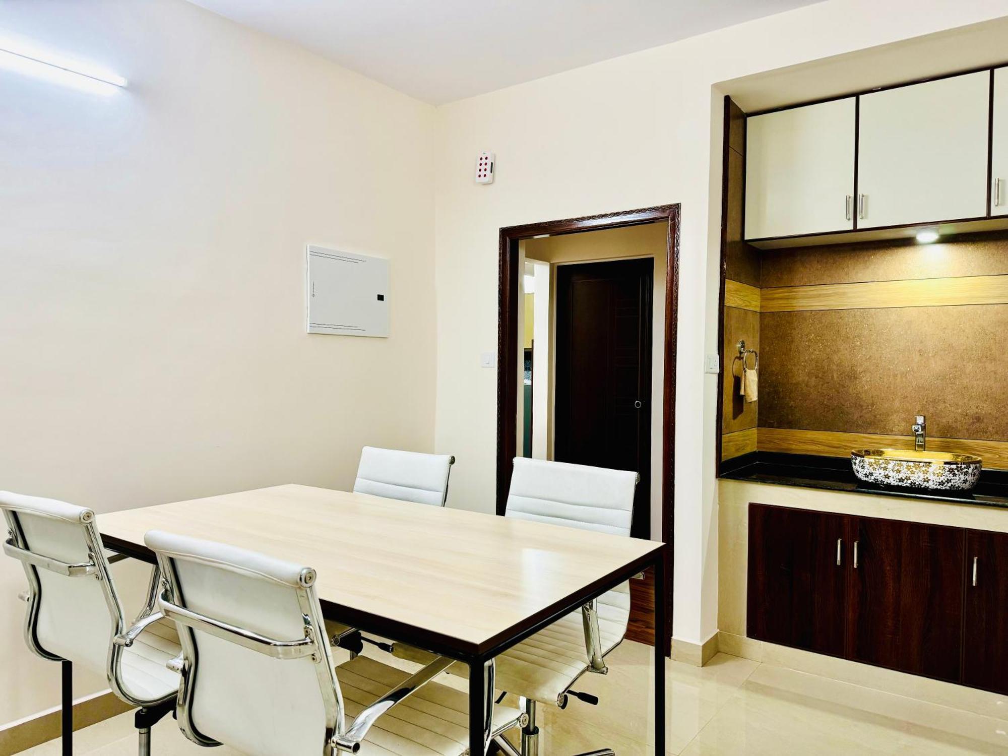 Apartment Al-kabeer Serene Pond Retreat Kowdiar 4bhk *